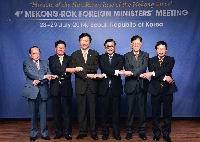 Foreign ministers from Korea (third from left) and five Mekong River countries, including Vietnam, Cambodia, Thailand, Laos and Myanmar, shake hands during the Fourth Mekong-ROK Foreign Ministers’ Meeting in Seoul on July 29. 