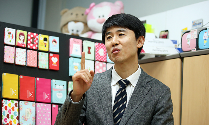 Senior Manager Choi Yong-shick says that the goal of Morning Glory is to maintain good quality, design and price at the same time.