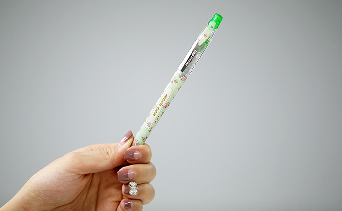 Accumulated sales of Morning Glory’s Mach Pen have recorded more than 15 million units since its release in 2009. Customers enjoy its soft texture when writing, its vivid colors and its durability.