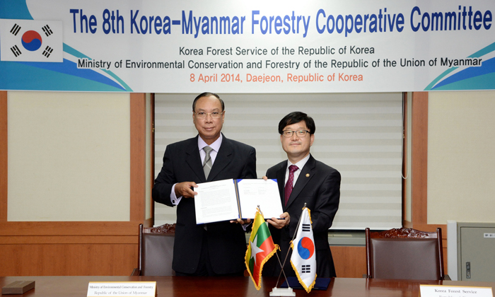 Minister Shin Won-sop of the Korea Forest Service (right) and Myanmar Minister Win Tun of the Environmental Conservation and Forestry bureau pose after signing an agreement to further cooperate in the forestry industry. (photo courtesy of the KFS)