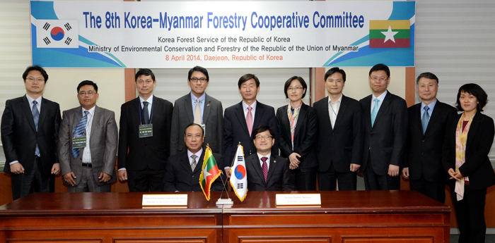 Participating delegates from Korea and Myanmar pose after the 8th Korea-Myanmar Forestry Cooperative Committee meetings. Sitting are (right) KFS Minister Shin Won-sop and Myanmar Minister Win Tun of the Environmental Conservation and Forestry bureau. (photo courtesy of the KFS)