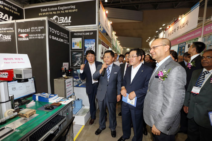 Buyers both international and domestic look around the booths at the Korea Int'l Packaging Exhibition on June 10 at KINTEX in Goyang City, Gyeonggi Province. (photo courtesy of the Kyungyon Exhibition Corporation)