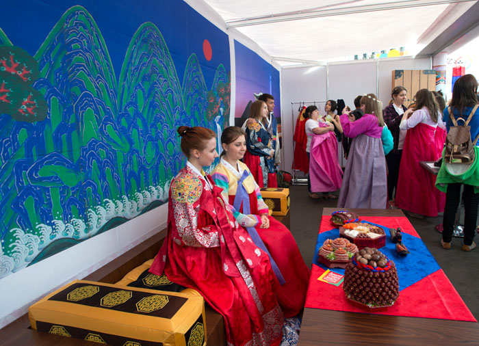 Moscow residents try on traditional hanbok attire. 