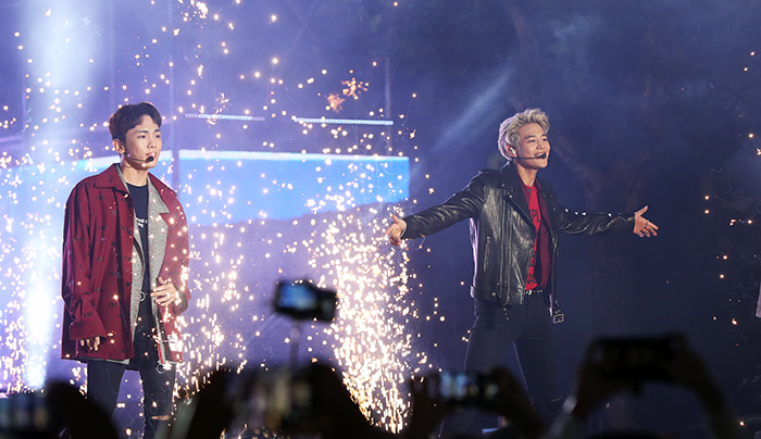 Shinee gives a brilliant performance with fireworks during the opening ceremony for the Korea Sale Festa on Sept. 30.