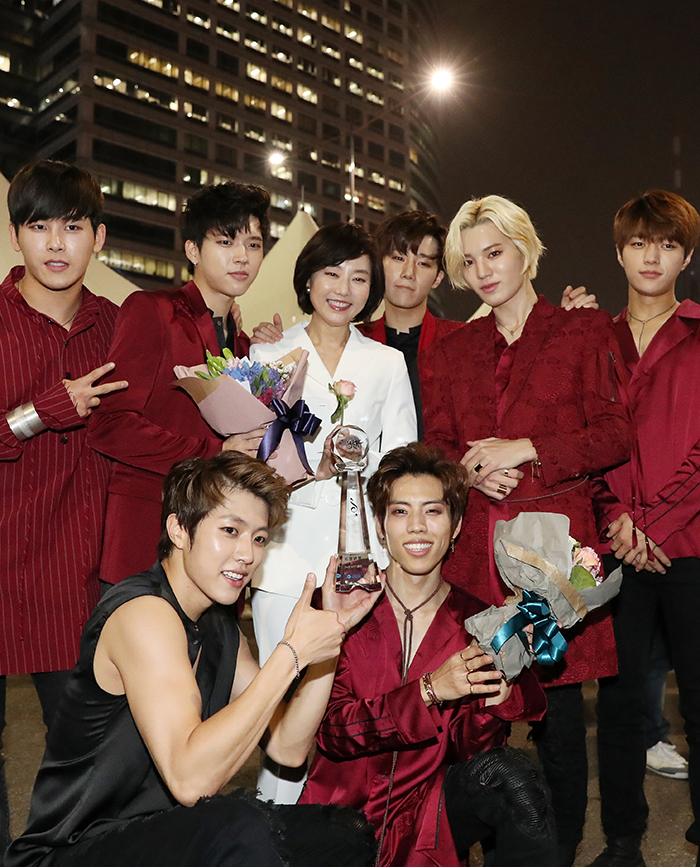 Members of the pop sensation Infinite pose for a photo with Minister of Culture, Sports and Tourism Cho Yoonsun. They won first prize on the live show Music Bank.