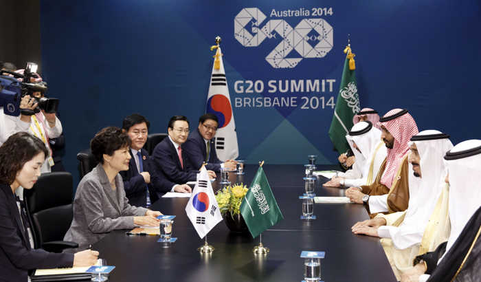 President Park Geun-hye (bottom, second from left) holds talks with Saudi Arabian Crown Prince Salman bin Abdulaziz Al Saud (bottom, second from right) at the Brisbane Convention & Exhibition Centre in Australia on November 16. 