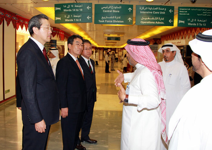 Seoul National University Bundang Hospital President Lee Chul-hee (left) and SK Telecom staff look around the hospital while being escorted by Saudi Arabian officials after signing a contract on the development of the hospital information system in Saudi Arabia on June 29. 