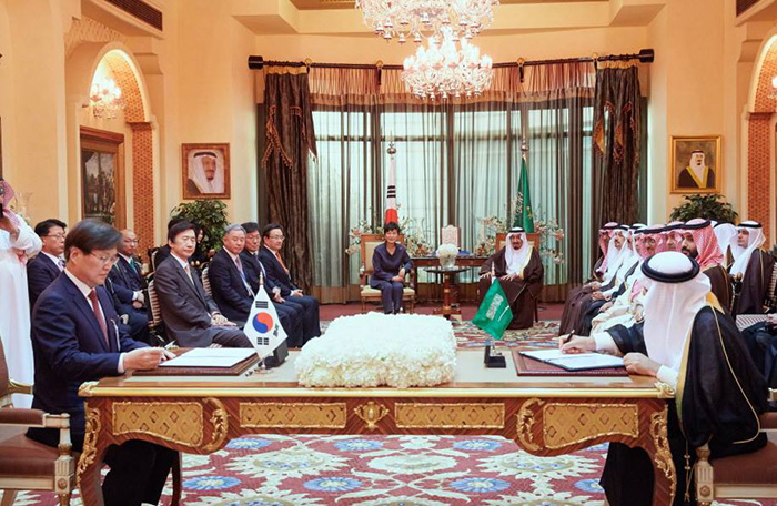 The governments of Korea and Saudi Arabia sign an MOU to cooperate on the creative industries on the occasion of the Korea-Saudi Arabia summit between President Park Geun-hye and Salman bin Abdulaziz Al Saud, the king of Saudi Arabia, in March last year.