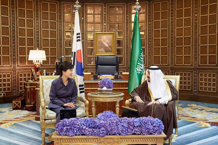 President Park Geun-hye (left) meets with Salman bin Abdulaziz Al Saud, the king of Saudi Arabia, during a bilateral summit. They discuss ways to strengthen bilateral relations across a range of sectors.