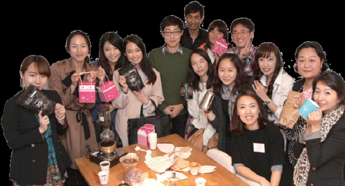 People use more exclusive SNS apps to arrange gatherings and events, such as this group of volunteers from Korean Air. © Yonhap News