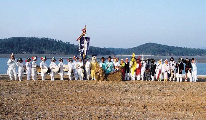 The clowns and musicians prepare for the five-clown mask dances from Gasan.