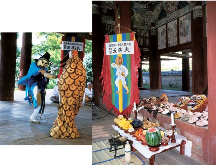 A fight scene between the beast Yeongno and a nobleman from the five-clown mask dances of Tongyeong. (left) A table for ceremonial offerings is prepared before the performance of Tongyeong's five-clown mask dance. 