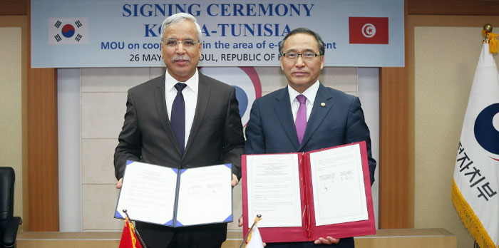 Kamal Ayadi, the Tunisian minister for public function, good governance and anti-corruption (left) and Minister of the Interior Hong Yun-sik pose for a photo after signing an MOU on e-government cooperation between Korea and Tunisia in May 2016. The Tunisian government asked the Korean government to cooperate on e-government services and to work together on the establishment of an e-procurement system in Tunisia.