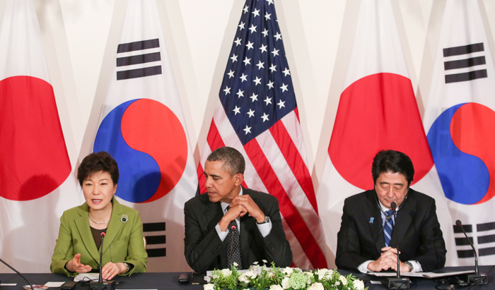 President Park Geun-hye (left) speaks during the trilateral talks with U.S. President Barack Obama and Japanese Prime Minister Shinzo Abe (right) on the sidelines of the 3rd Nuclear Security Summit in The Hague, Netherlands, on March 25. (photo: Cheong Wa Dae)