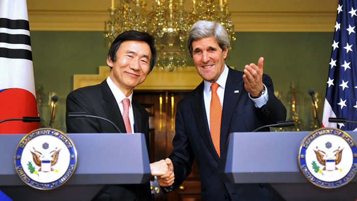 Foreign Minister Yun Byung-se (left) and U.S. Secretary of State John Kerry shake hands after a joint press conference on January 7. (Photo courtesy of the Ministry of Foreign Affairs)