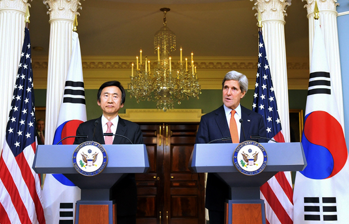 Foreign Minister Yun Byung-se (left) and U.S. Secretary of State John Kerry hold a joint press conference following their meeting on January 7 in Washington, D.C. (Photo courtesy of the Ministry of Foreign Affairs)