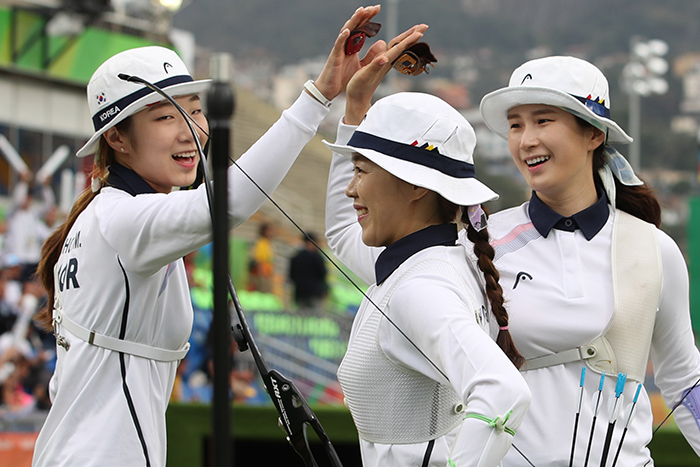 South Korea's team celebrate winning the women's team archery competition at the Sambadrome venue during the 2016 Summer Olympics in Rio de Janeiro, Brazil, Aug. 7, 2016. South Korea won the gold medals after beating Russia. (Yonhap News)