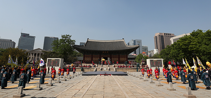 1일 덕수궁 중화전 앞에서 고종황제의 즉위식이 재현되는 가운데 대표적 의장 태극기가 석조전을 배경으로 펄럭이고 있다. 1897년 10월 14일 독립신문 기사에는 “어가 앞에는 대황제폐하의 태극국기가 먼저 나가고”란 글이 실려 있다.