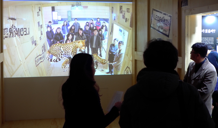 Visitors touch a virtual leopard using 3-D computer graphics at the “Forgotten Name, Korean Leopards” exhibition. 