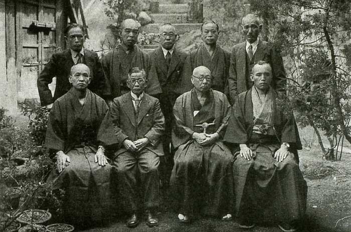 Pictured are the building of Korea’s first auction house, the Gyeongseong Art Gurakbu (top), and its operators. 