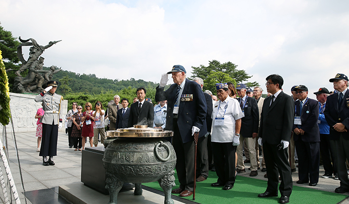 남아공 공군 중위로 한국전쟁에 참전했던 안토니오 마이클 뮬러 전(前) 공군참모총장이 26일 국립서울현충원 현충탑에서 분향한 뒤, 한국의 호국영령들에게 거수경례를 하고 있다.