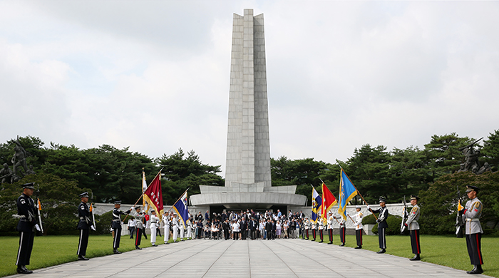 26일 국립서울현충원 현충탑에서 분향을 마친 130여 명의 한국전쟁 참전용사와 가족들이 현충탑을 나서고 있다.