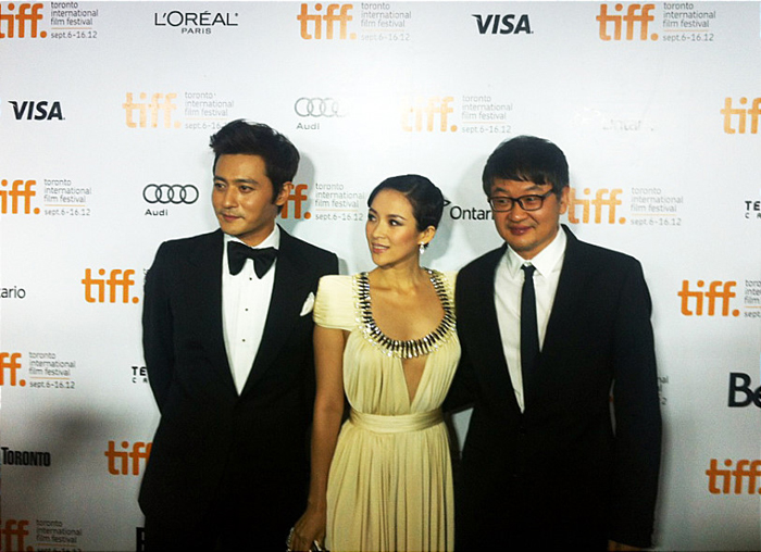  (Top) A scene from Director An Byung-ki's 'Bunshinsaba 2'/ '笔仙,' (middle) a scene from Oh Ki-hwan's 'Wedding Invitation'/ '分手合约,' (bottom) Jang Dong-gun, Zhang Ziyi and Hur Jin-ho, the stars and director of 'Dangerous Liaisons'/ '危险关系,' at the Toronto International Film Festival in 2012. (photos: Naver) 