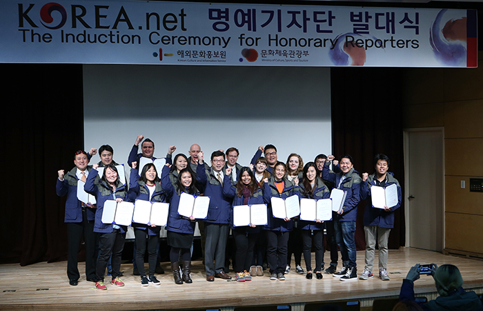 Members of this year's team of Korea.net honorary reporters pose for a photo after receiving their appointment certificates from KOCIS Director Park Younggoog (center), at the National Hangeul Museum on Dec. 11 in Seoul.