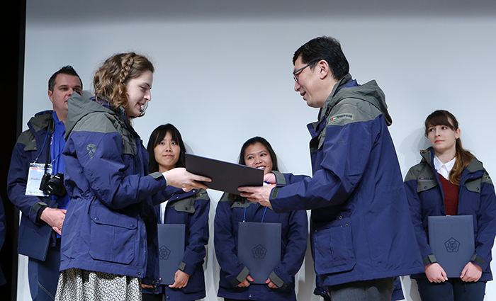 KOCIS Director Park Younggoog (right) presents an official certificate of appointment to Korea.net honorary reporter Sophie Bowman during the induction ceremony at the National Hangeul Museum on Dec. 11.
