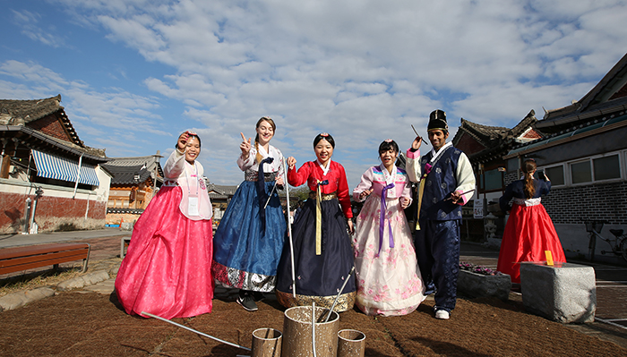 Korea.net honorary reporters play <i>tuho</i>, a traditional arrow-throwing game, at the Jeonju Hanok Village on Dec. 12.