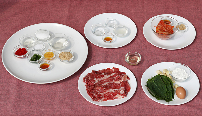 The main ingredients in garlic beef rolls are thinly sliced beef sirloin, garlic, perilla leaves, flour and various seasonings.