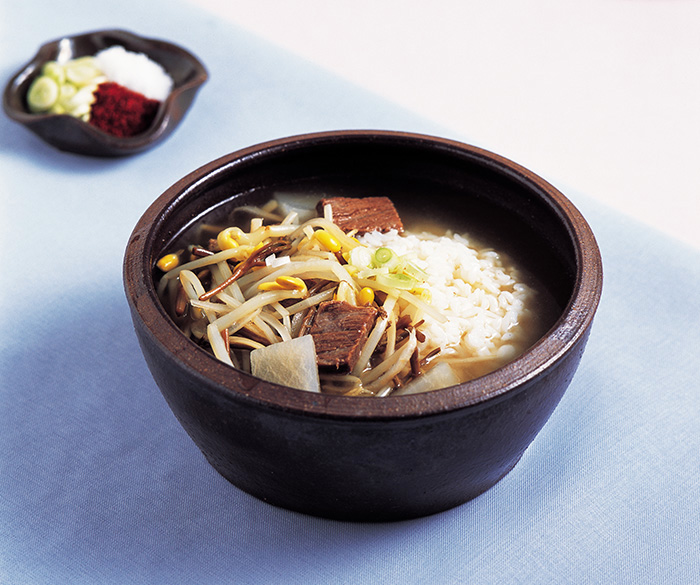 The rice in <i>janggukbap</i> is cooked in a soup. You can add green onions, salt or red pepper, according to taste.