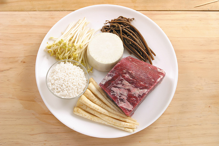 The main ingredients for <i>janggukbap</i> are rice, beef, bean sprouts, braken, radish and bellflower roots.