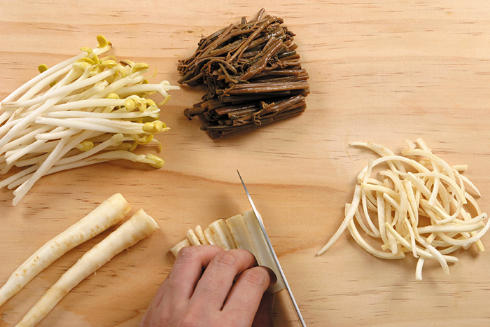 Wash and trim the bellflower roots, bean sprouts and braken. Cut them in strips 6 centimeters long.