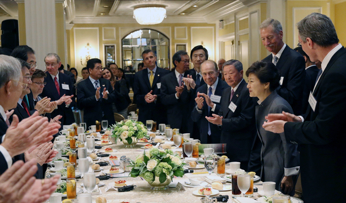 President Park Geun-hye (second from right) is welcomed by U.S. business leaders at a lunch meeting held by the American Chamber of Commerce in Washington, D.C. on May 8 (Washington, D.C. time) (photo: Cheong Wa Dae).