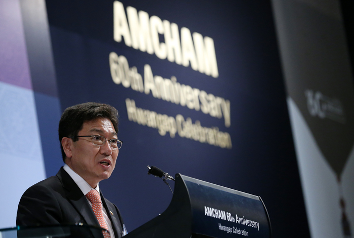 Minister of Trade, Industry and Energy Yoon Sang-Jick stresses the importance of economic cooperation between Korea and the United States at a dinner banquet held on May 14 to mark the 60th anniversary of the American Chamber of Commerce in Korea (photo: Jeon Han).