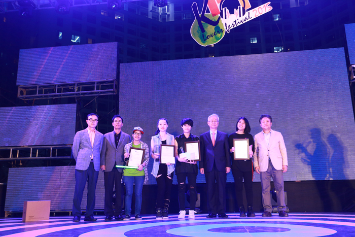 Winners of the Korean pop music contest and Jun Daejoo (third from right), Korean ambassador to Vietnam, pose for a photo.