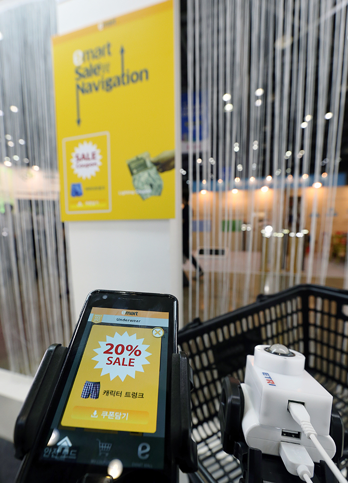 Yuyang DNU received a presidential prize for its VLC lighting module and receiver, which are based on Li-Fi technology. Li-Fi technology transmits information using visible light. The above photo shows an app that uses Li-Fi technology to send coupons and information about sales to the smartphone using light, not radio waves. (photo: Jeon Han)