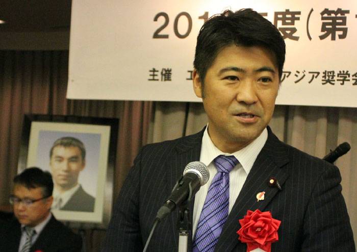 A representative of the Japanese government reads a message from Japanese Prime Minister Shinzo Abe during a scholarship award ceremony at the Lee Soo-Hyun Scholarship Society in Tokyo in October 2013.