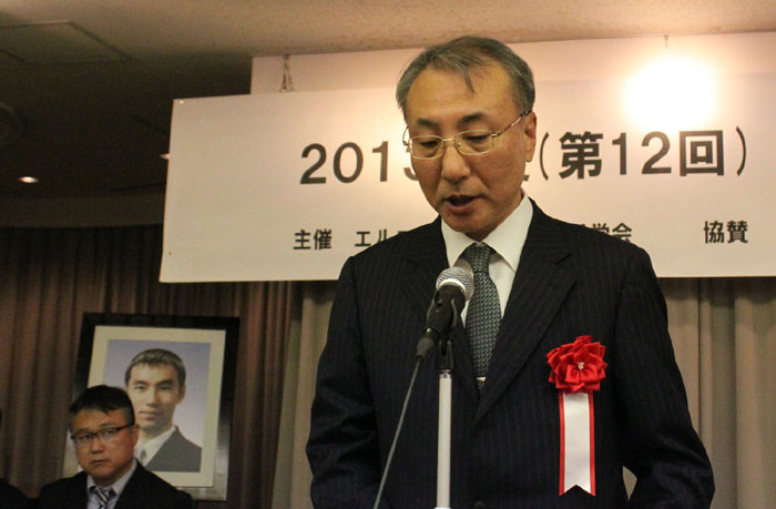 A representative of the Korean Embassy in Tokyo reads a message from President Park Geun-hye during a scholarship award ceremony at the Lee Soo-Hyun Scholarship Society in Tokyo in October 2013.