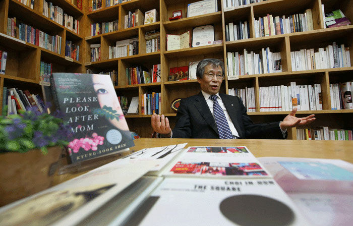In order for Korean literature to communicate with the world, Kim Seong-kon emphasizes that writers need to destroy boundaries and deal with issues of interest at the world level.