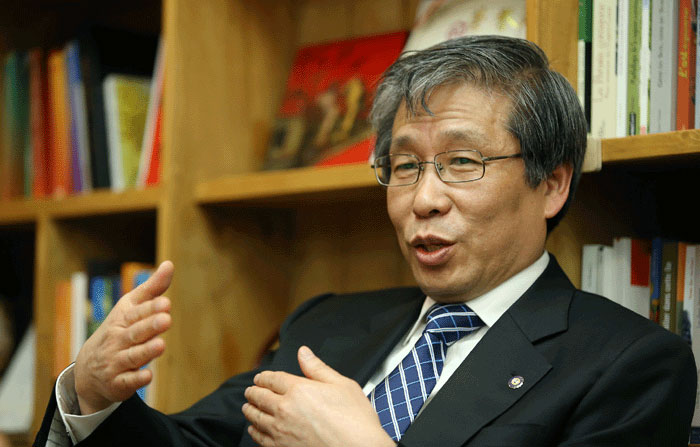 Kim Seong-kon says the prerequisite for a good translation is to have mastery of both the language and the culture, a good literary sense and a supreme writing ability.