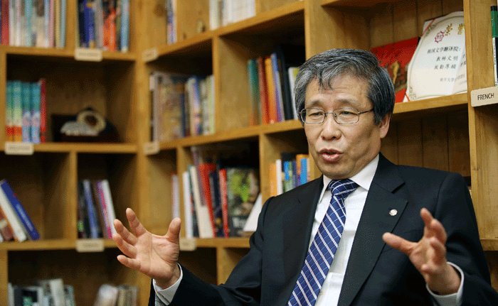 LTI Korea President Kim Seong-kon explains the meaning of translation, while saying that our lives themselves can be seen as translations.