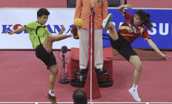 The sepaktakraw final in the women’s doubles competition between Myanmar (left) and Laos takes place at the Bucheon Gymnasium on September 22. 