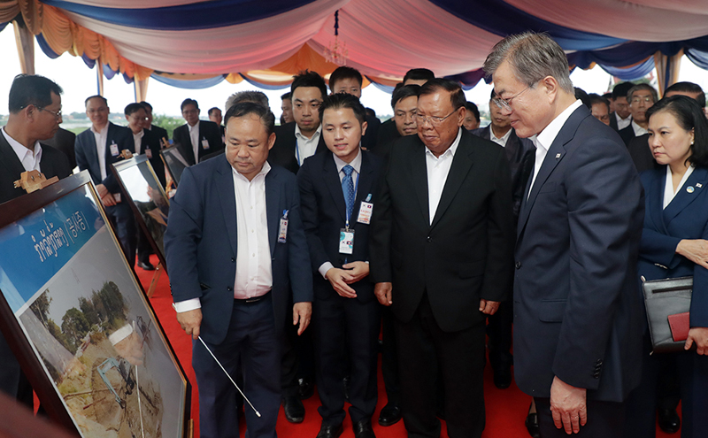 President Moon Jae-in on Sept. 5 listens to a progress report at a river maintenance site around the Mekong River in the Lao capital of Vientiane.