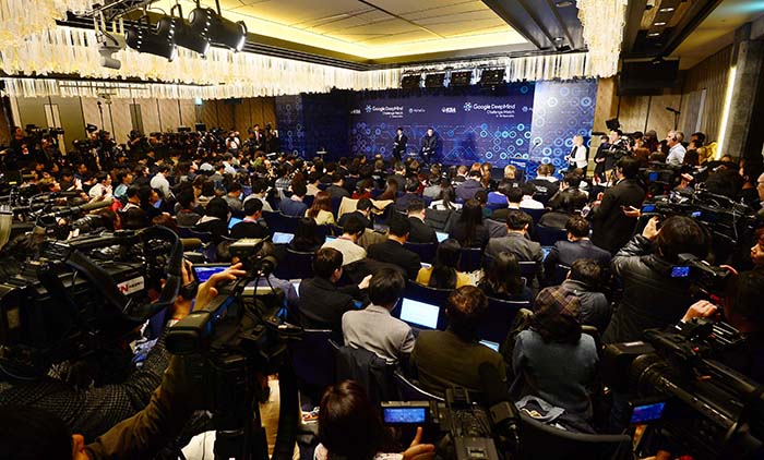 인간과 인공지능의 대결로 전 세계적으로 큰 관심을 받았던 이세돌 9단과 알파고의 모든 대국이 종료된 15일 기자회견장에는 몸을 움직이기 힘들 정도로 많은 기자들이 몰렸다.