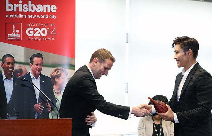 Lee Byung-hun (right) shakes hands with Australian embassy staff after receiving his APSA for best actor on June 3. (phoo: Jeon Han)