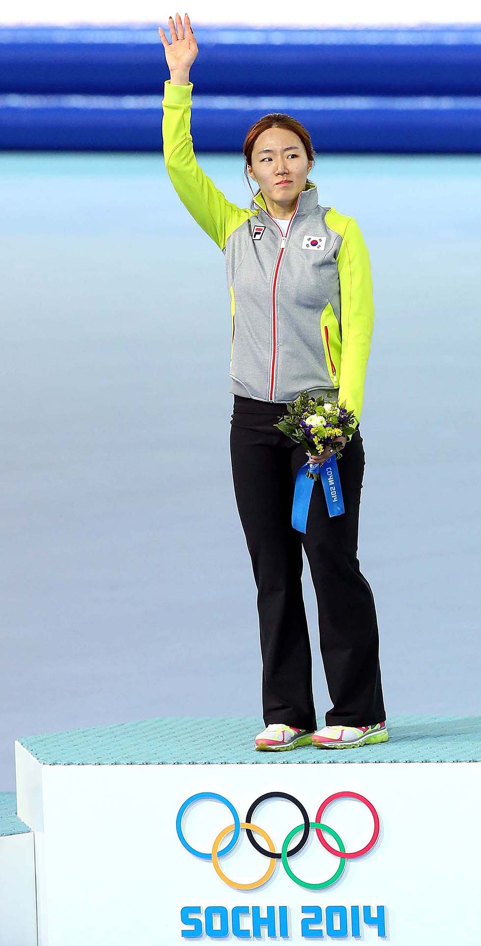 Lee Sang-hwa poses for a photo  on the podium after winning the ladies 500-meter speed skating competition on February 12 at the Adler Arena Skating Center in Sochi, Russia. (photo courtesy of the Korean Olympic Committee)