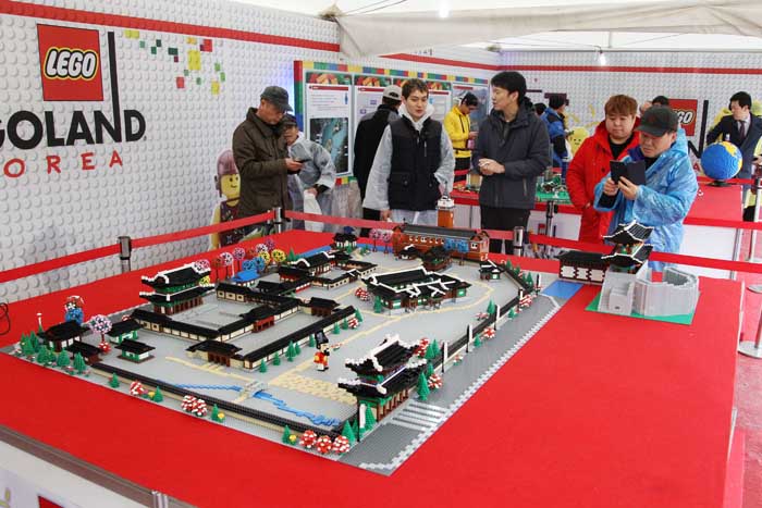 Visitors to the Legoland groundbreaking ceremony inspect a Lego model of Gyeongbokgung Palace on November 28.  