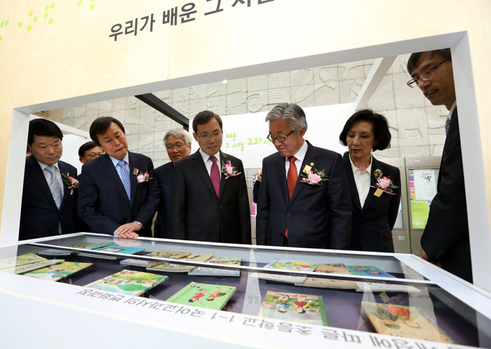 Library_10milbook_L6.jpg